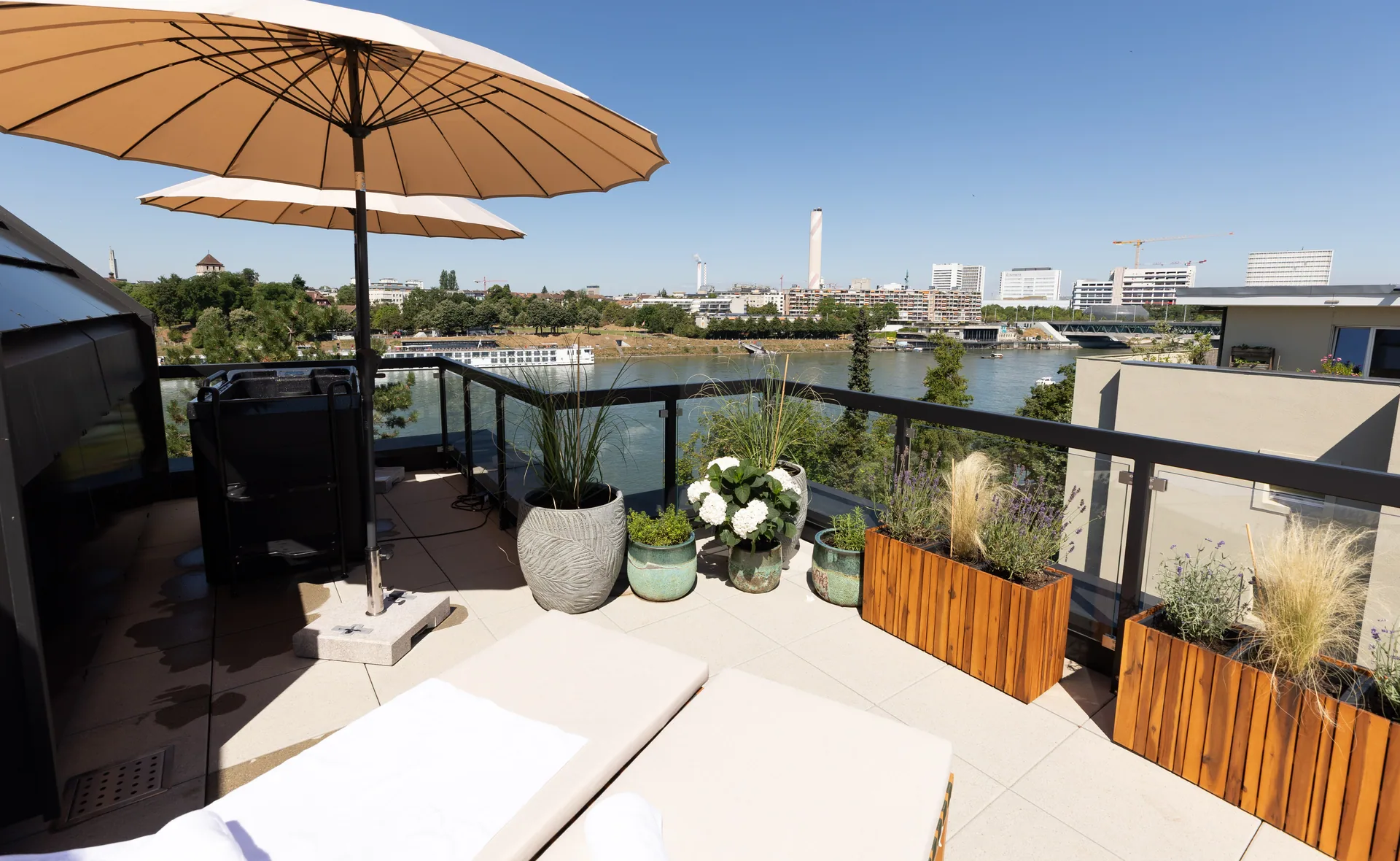 Dachterrasse des Gesundheitszentrums Basel mit Blick auf den Rhein