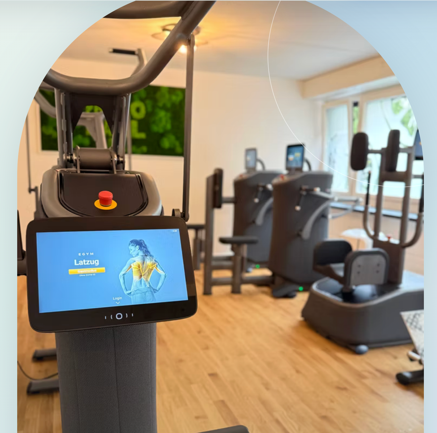 Heller Trainingsbereich mit EGYM-Geräten im Gesundheitszentrum Basel